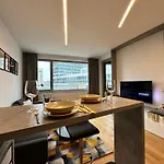 Sky1 Modern Aptm With Rooftop View 30 Floor Διαμέρισμα