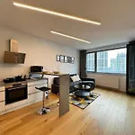 Sky1 Modern Aptm With Rooftop View 30 Floor Διαμέρισμα