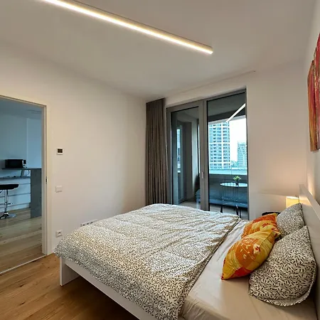 Sky1 Modern Aptm On 7 Floor With Rooftop View Apartment *